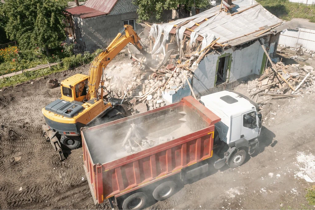 Вывоз мусора после сноса зданий с выездом в Владикавказе в октябре